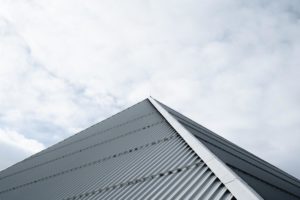 roof with loose seams